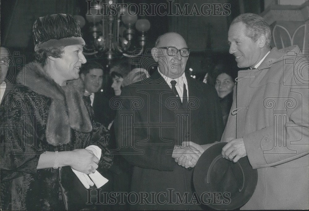 1960 Press Photo Baron de Rothschild Congratulates Charly Mills and Mizou Joly-Historic Images