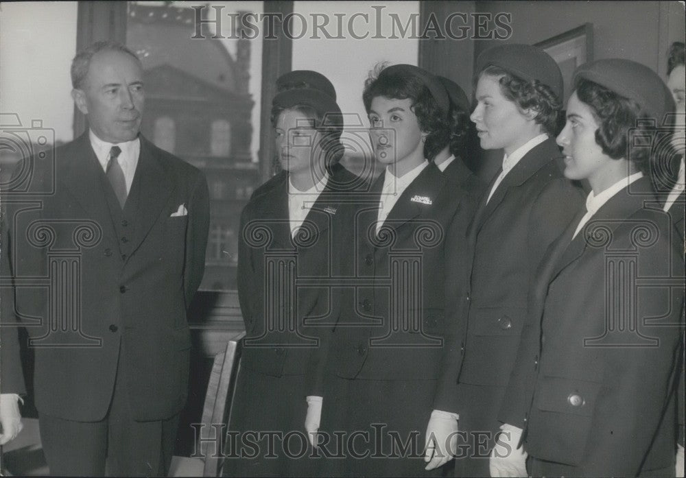 1959 Press Photo Antoine Pinay with the new &quot;Douane Hostesses&quot;-Historic Images