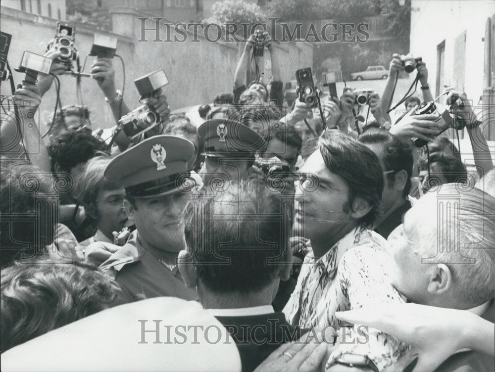 1970 Press Photo Walter Chiari Leaving Prison-Historic Images