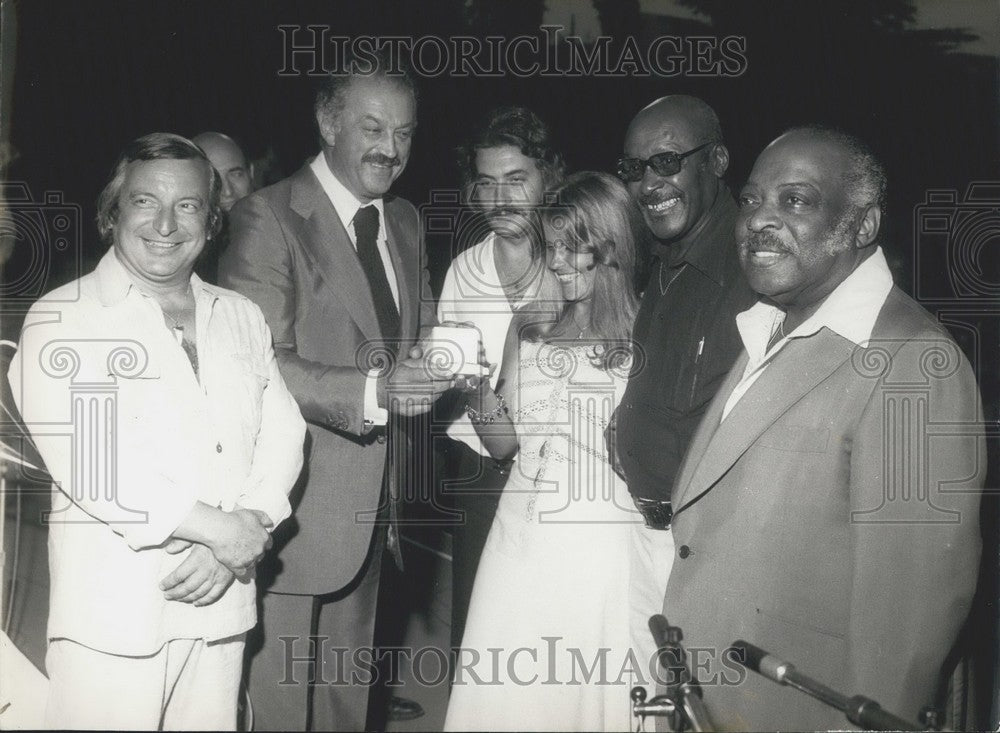 1976 Press Photo Mrs Topiau Gives Greek Singer Harrys Chalkitis Rose d&#39;Or Prize-Historic Images