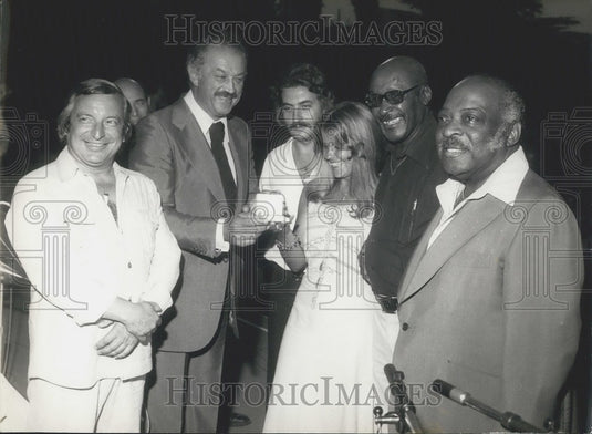 1976 Press Photo Mrs Topiau Gives Greek Singer Harrys Chalkitis Rose d'Or Prize-Historic Images