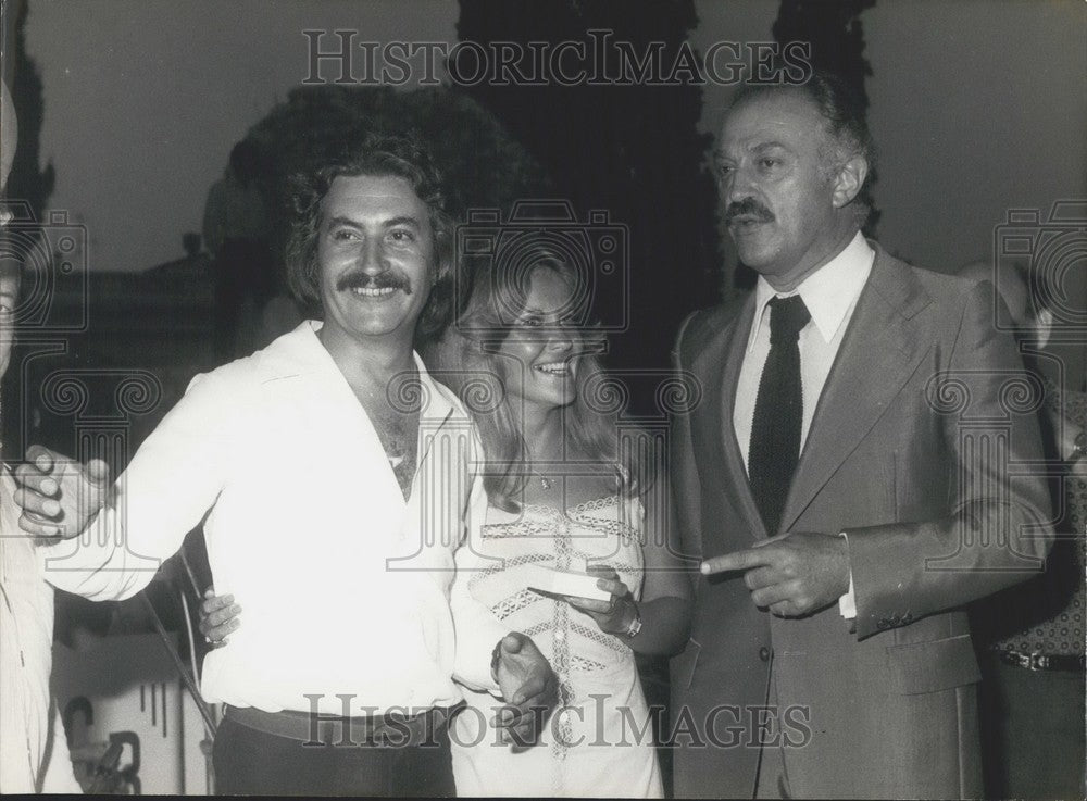 1976 Rolande Topiau Gives Harrys Chalkitis Rose d'Or Jacques Medecin - Historic Images