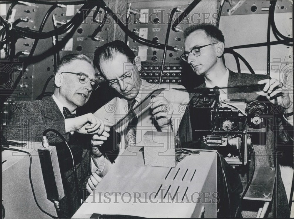 1959 Press Photo Emilio Serge &amp; Owen Chamberlain, Clyde Wiegand Work Atomic Lab - Historic Images