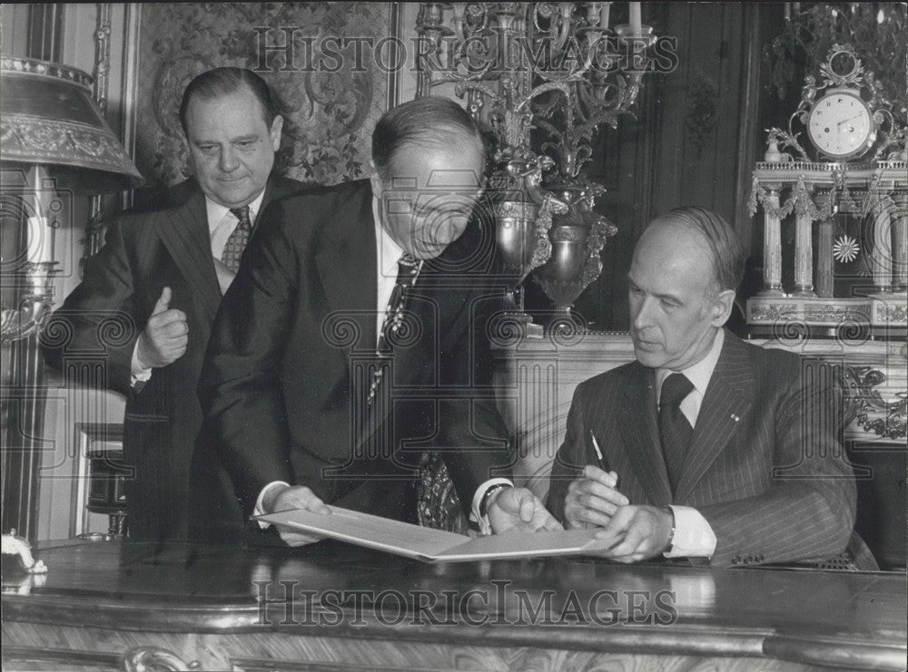 1977 Press Photo Marceau Long Gives Giscard d&#39;Estaing Document, Raymond Barre-Historic Images