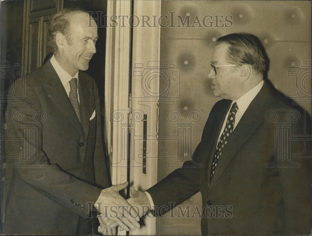 1974 Press Photo Giscard d'Estaing & Tchervonenko Shake Hands Meeting Paris-Historic Images
