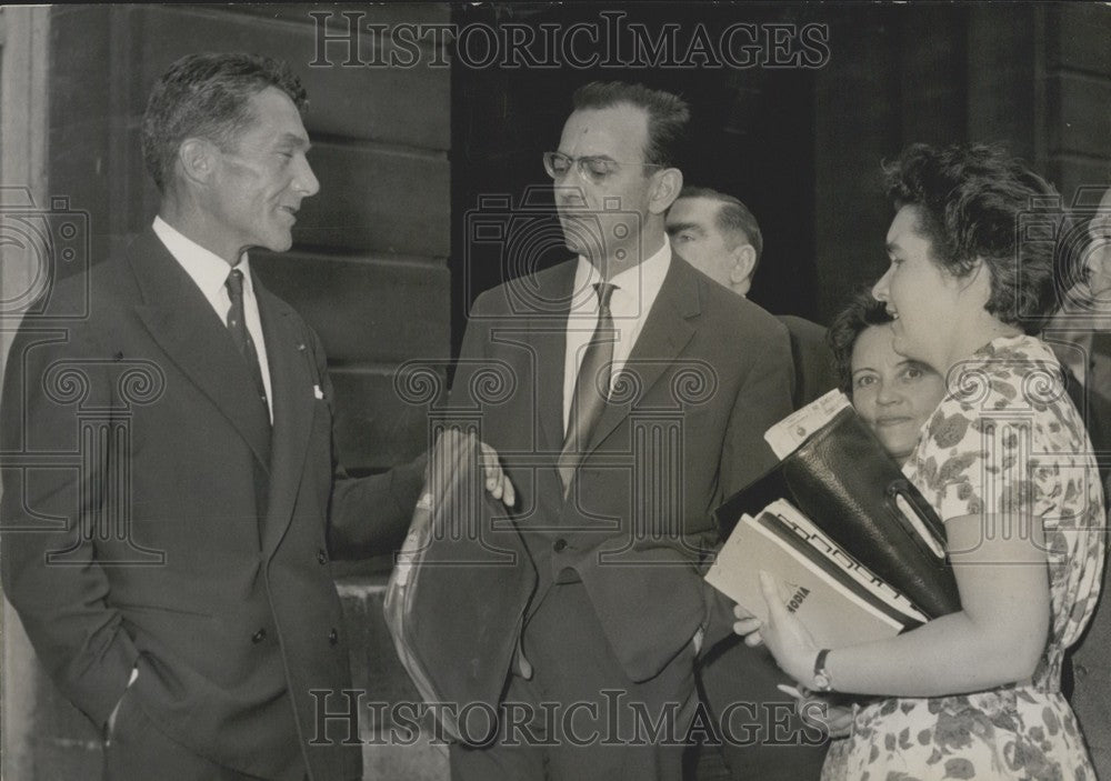 1959 Commander Rayon Arrives Paris Courthouse Judge Battigne&#39;s Money - Historic Images