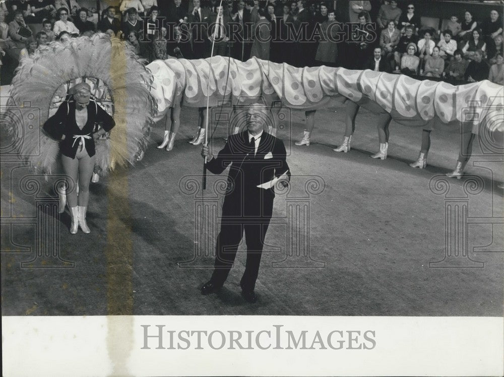 1969 Press Photo Vittorio de Sica &amp; Dancer Centipede with Claude Bessy at Head-Historic Images