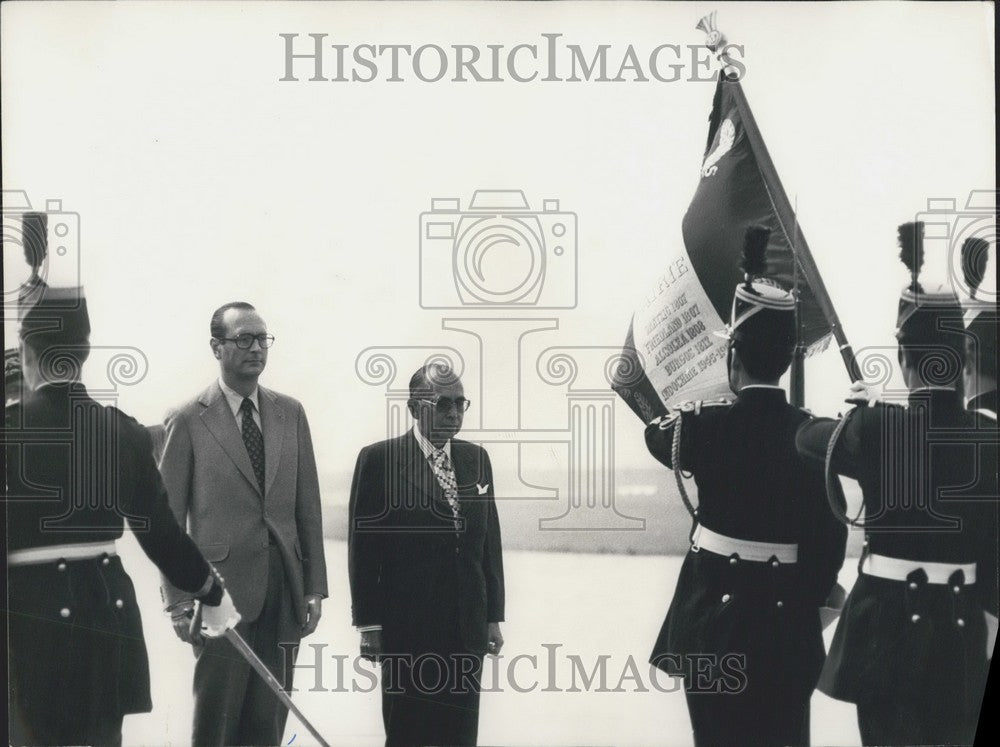 Press Photo Official Arrives Airport - Historic Images