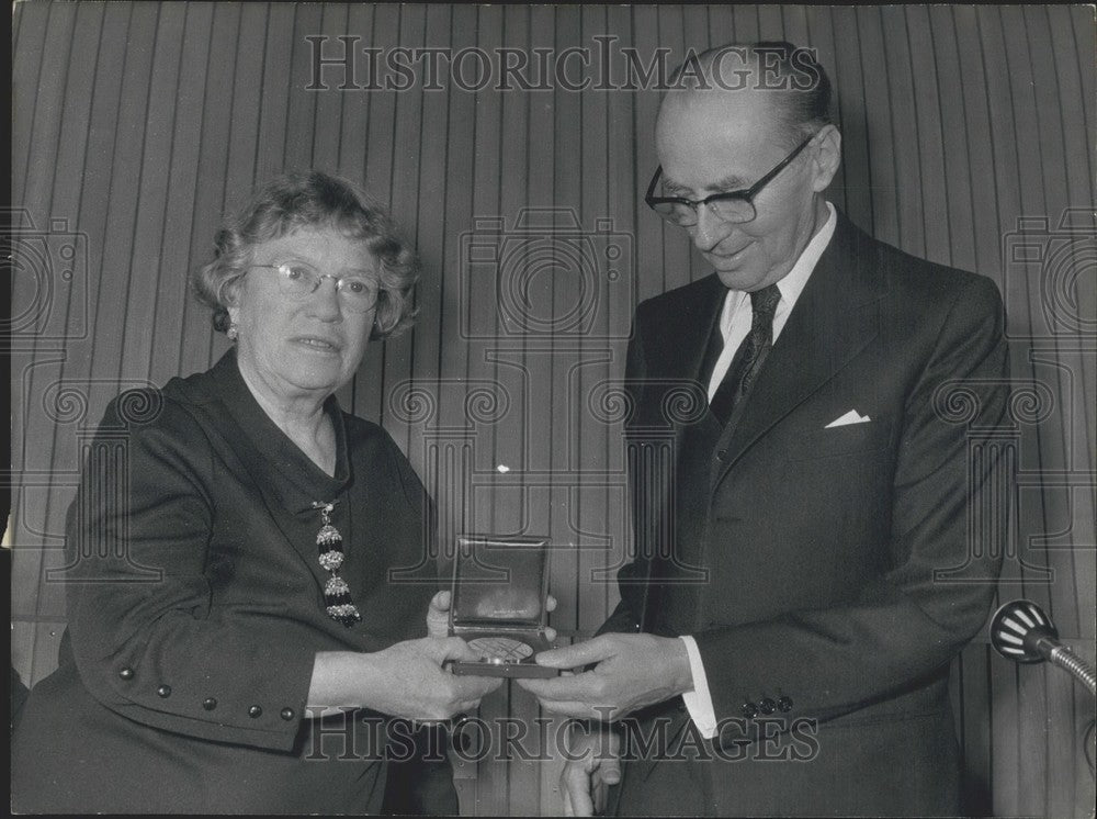 1971 Press Photo UNESCO CEO Maheu Gives Margareth Mead (USA) Kalinga Prize-Historic Images