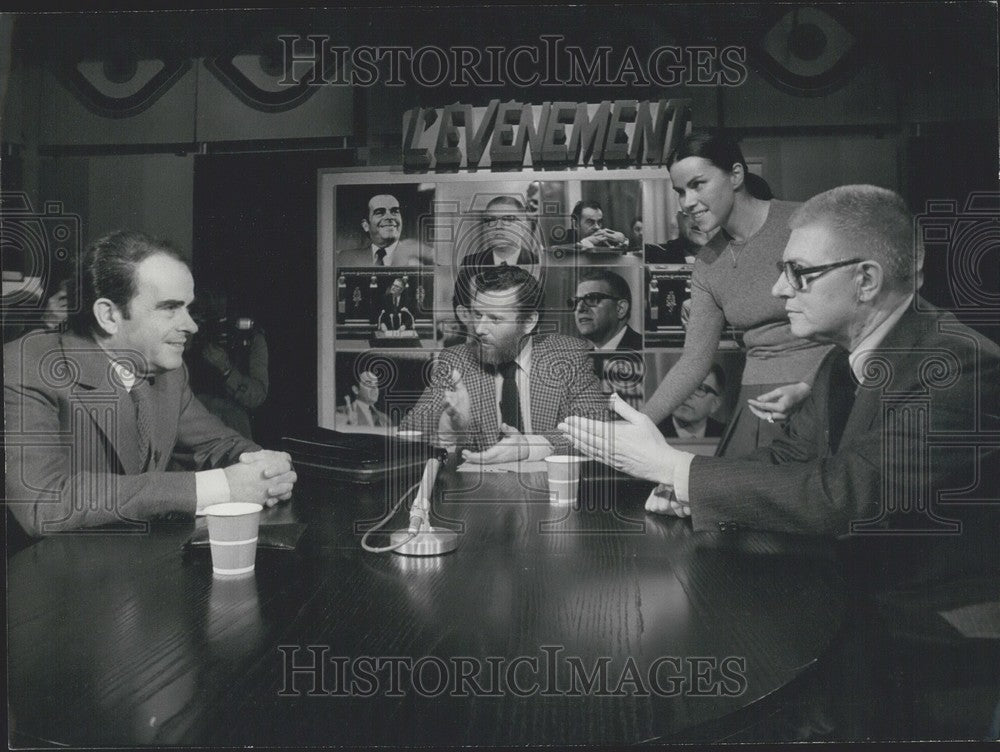 Press Photo Besancon Watching Georges Marchais and Jean-Pierre Fourcade Debate - Historic Images