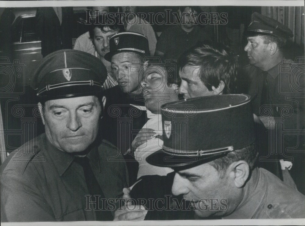 1969 Press Photo Singer David Alexandre Winter Being Taken to the Hospital - Historic Images