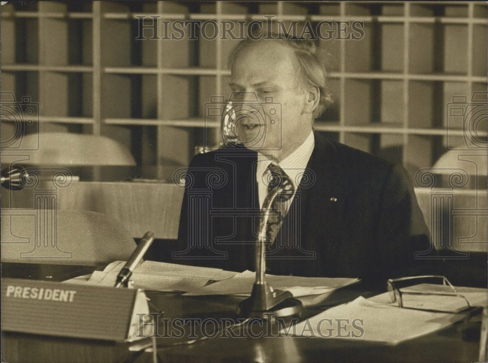 1973 Press Photo Yehudi Menuhin Gives a Press Conference-Historic Images