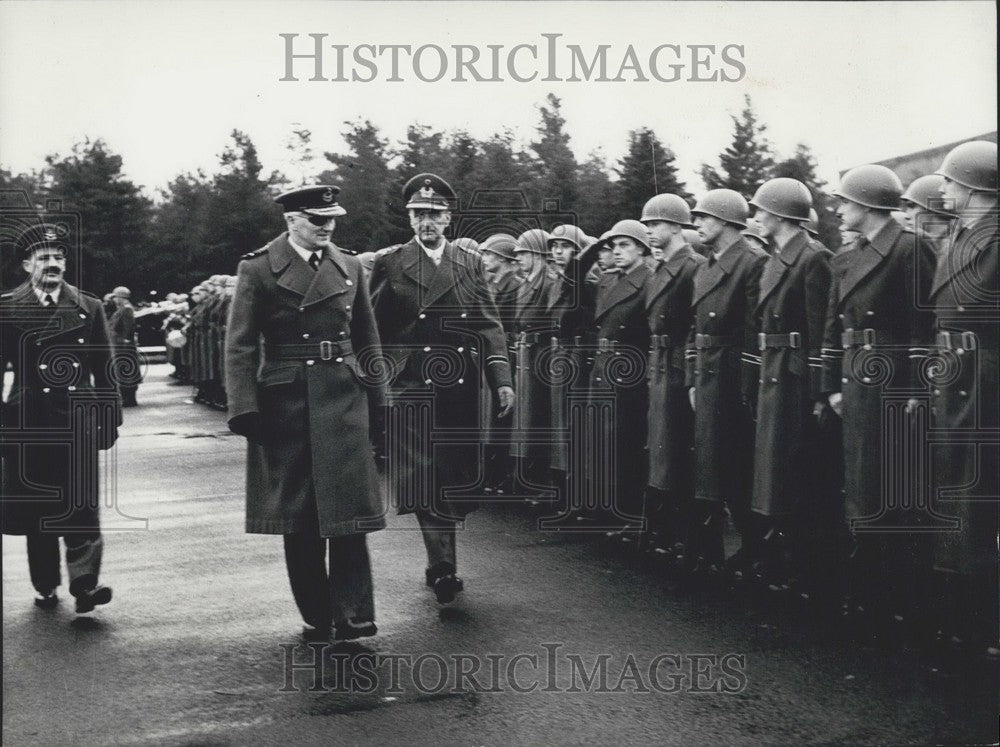 1956 Press Photo Air Vice Marshal Ubee and General Major Huth-Historic Images