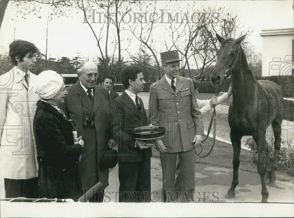 1977, &quot;Le Pompier&quot; Wins the Presidential Prize - Historic Images