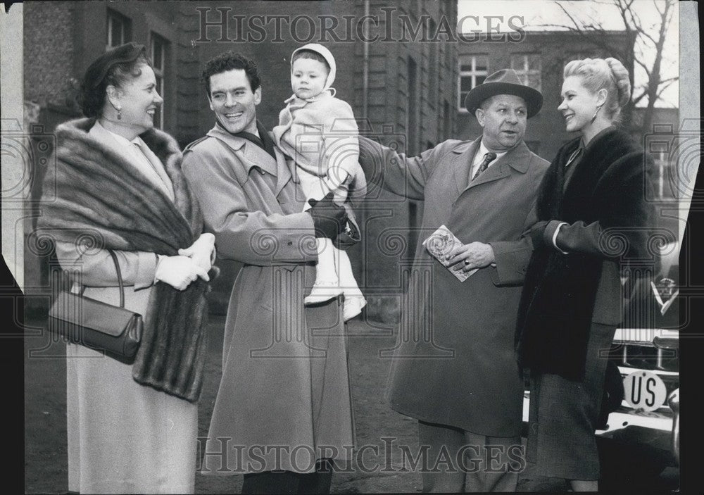1956 Press Photo Dorothy Goos and Murray Galbraith and Child in Kiel.-Historic Images