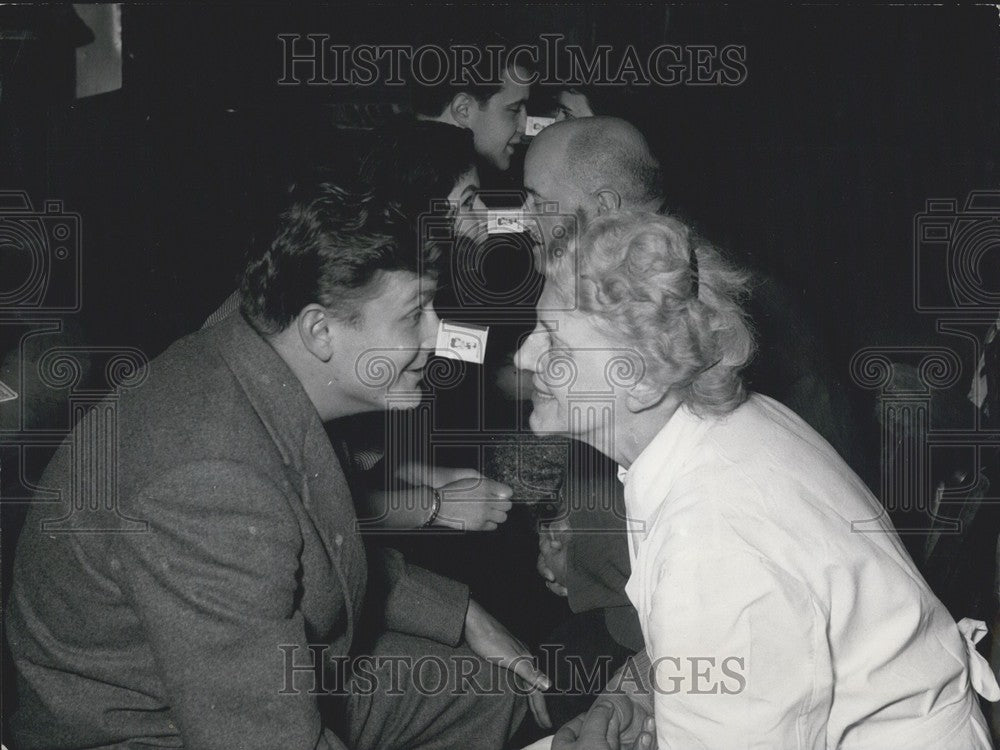 1955 Press Photo Hotel guests playing game in Berlin-Historic Images