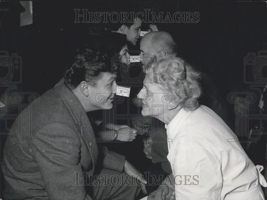 1955 Press Photo Hotel guests playing game in Berlin-Historic Images