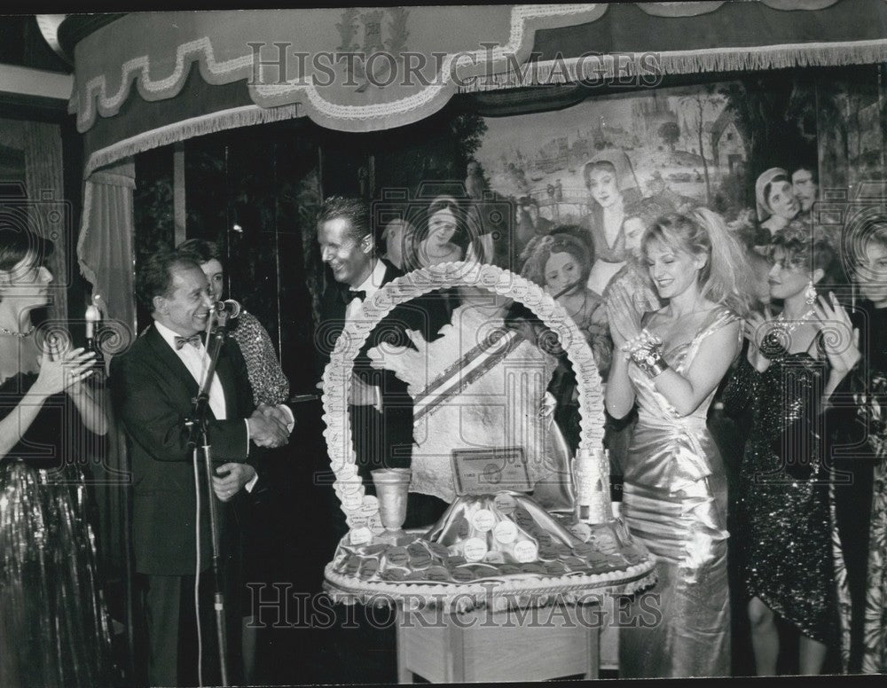1985 Press Photo Arielle Dombasle at Premier of the American Express Gold Card - Historic Images