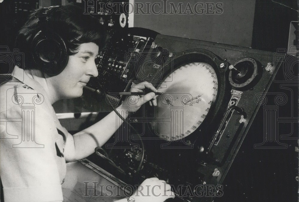 1970, Women's Royal Australian Air Force Studying the Radar Screen - Historic Images