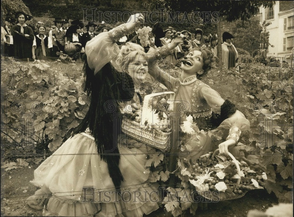 1974, Nogent Majorettes Harvest Grapes Montmartre Paris - Historic Images