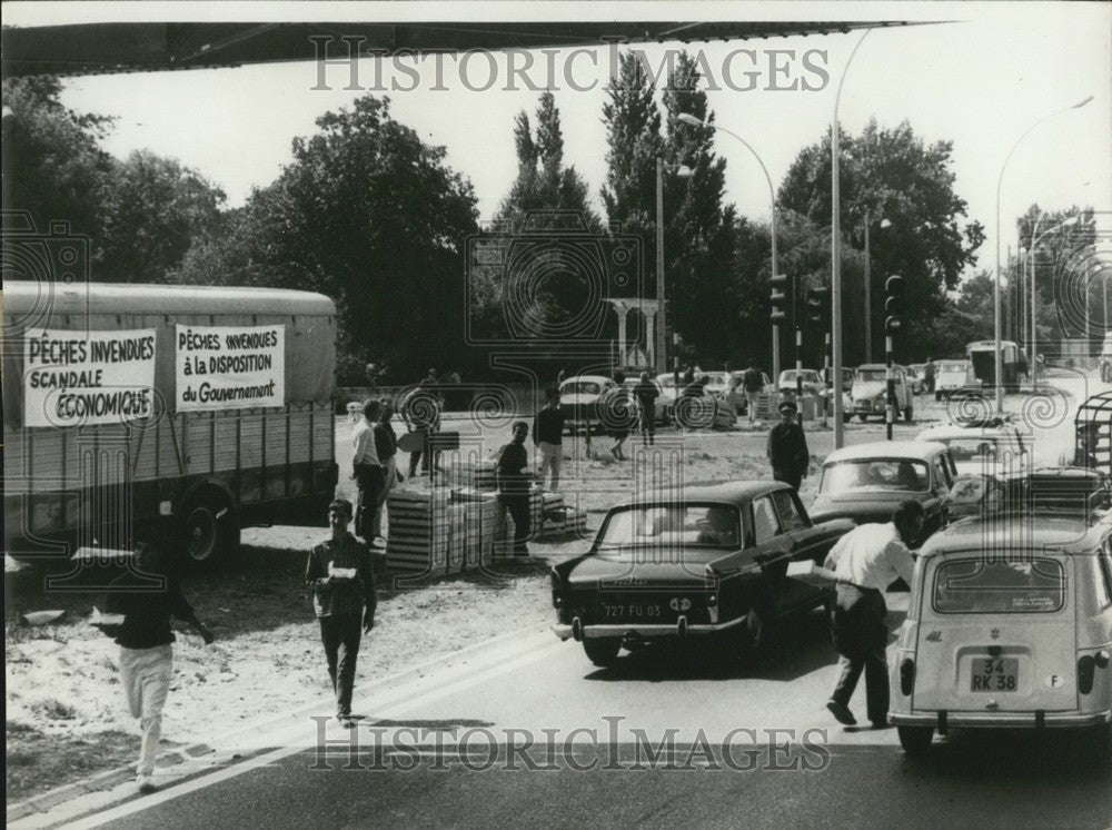 1965 Press Photo Rhone Valley Youth Offer Drivers Free Peach Baskets-Historic Images