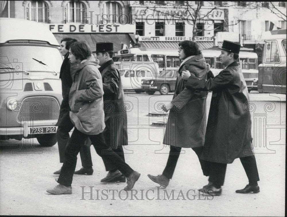 1969 Press Photo Policemen Apprehend &amp; Check Youth&#39;s IDs Gare de l&#39;Est Paris - Historic Images