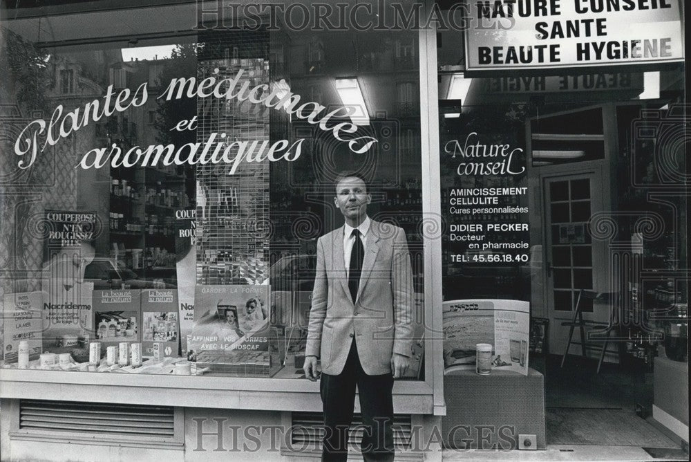 1985 Press Photo Pharmacist & Herbologist Didier Pecker Paris Shop - Historic Images