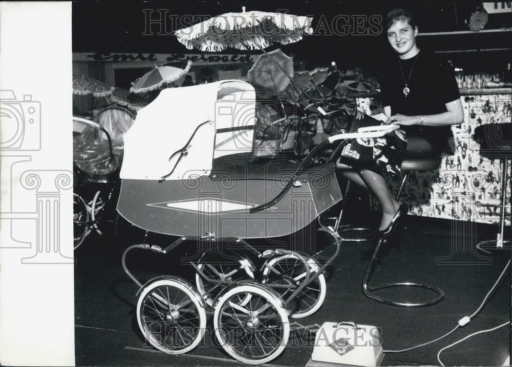 1963, Frankfurt Company "Faer das Kind" - Baby Carriage - Historic Images