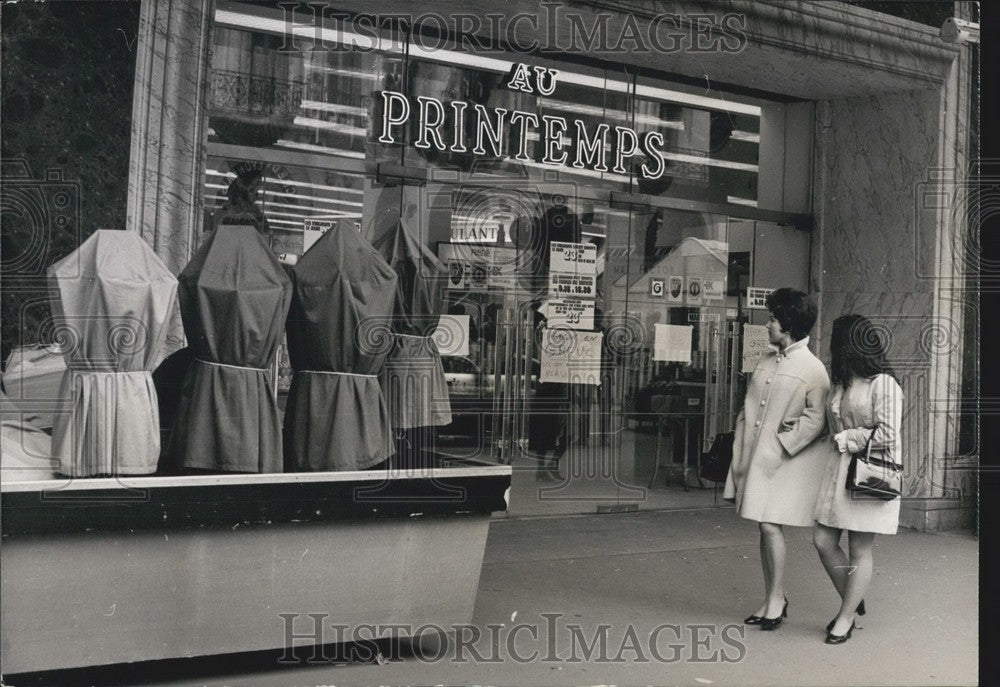 1968 Press Photo Girls Pass By Occupied &quot;Spring&quot; Store, Employees On Strike - Historic Images