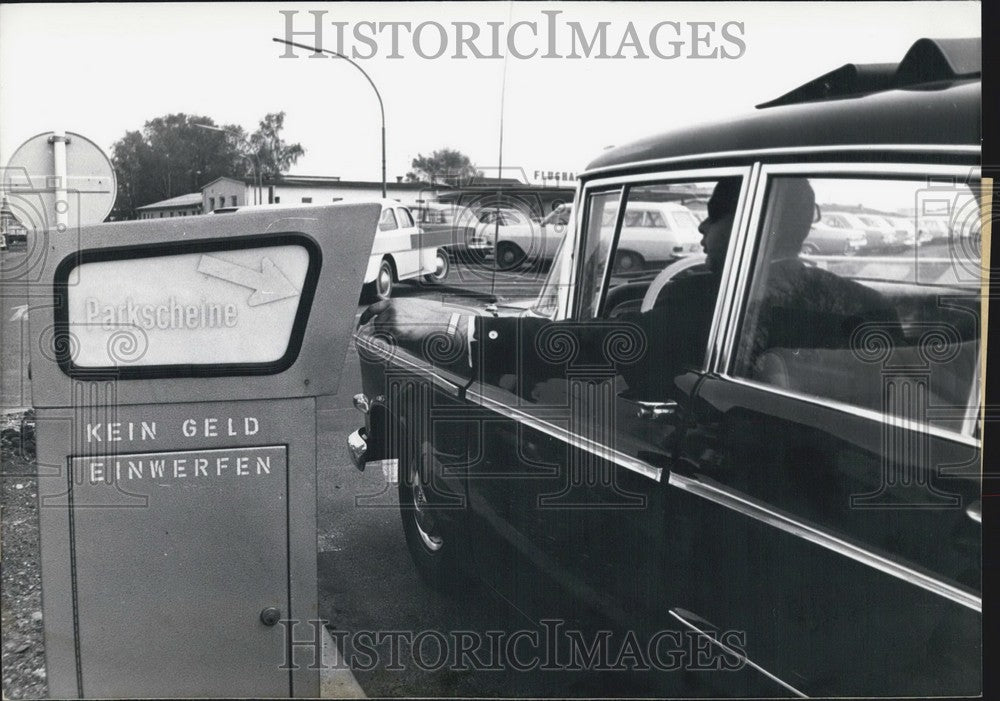 1966 Press Photo New automat at Berlin-Bonn airport. - Historic Images