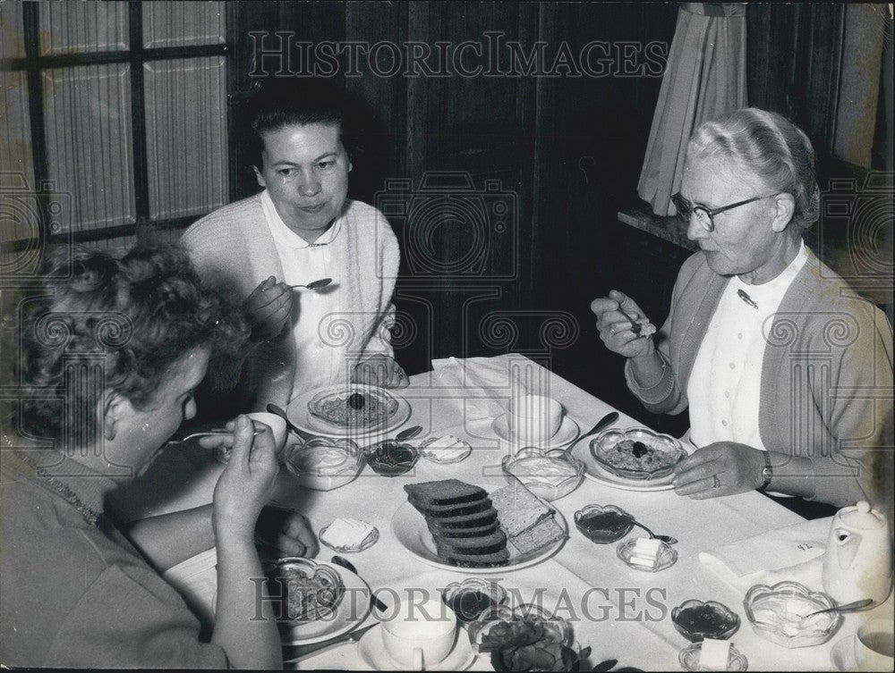 Press Photo Visitors to Jungborn-Kuranstalt(spa) in Diez an der Lahn. - Historic Images