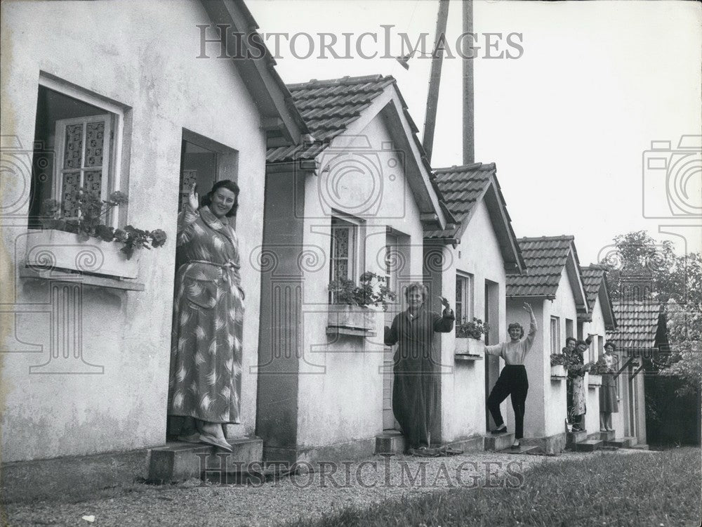 Press Photo Women at the Jungborn-Kuranstalt spa in Diez an der Lahn. - Historic Images