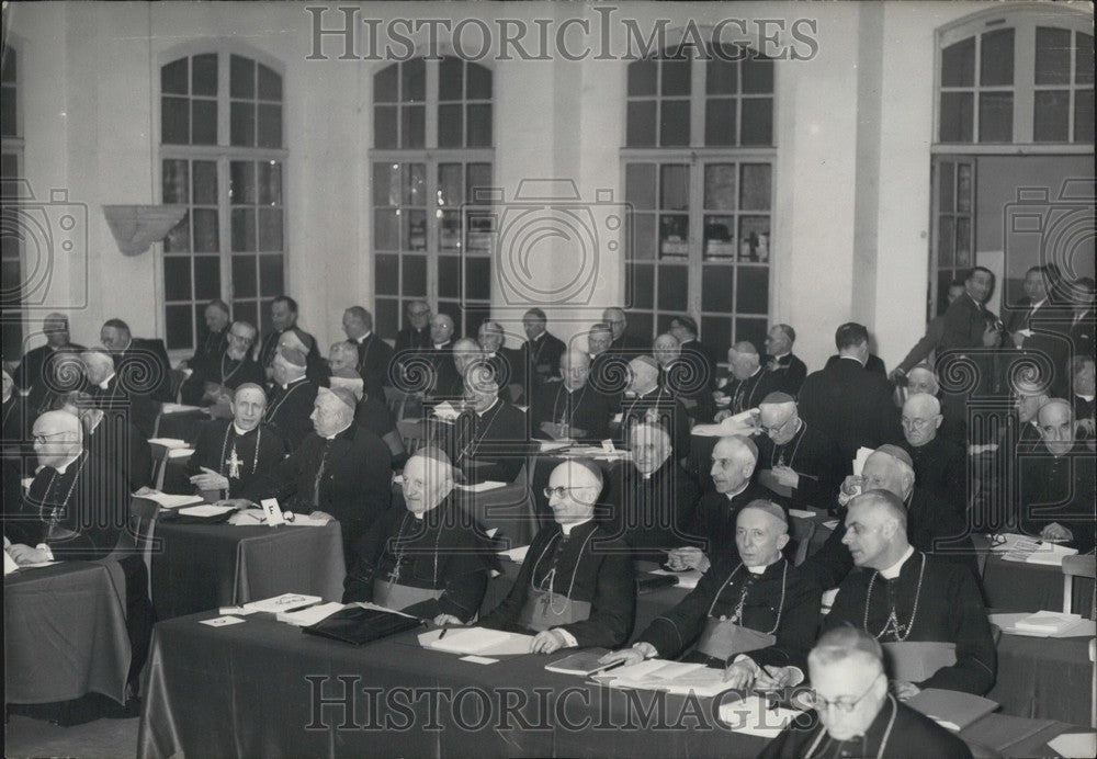 1957 Press Photo Episcopate Meeting in Paris - Historic Images