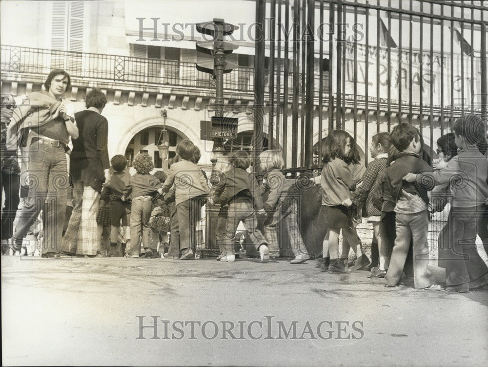 1972 Press Photo Children Visiting Tuileries Garden - Historic Images