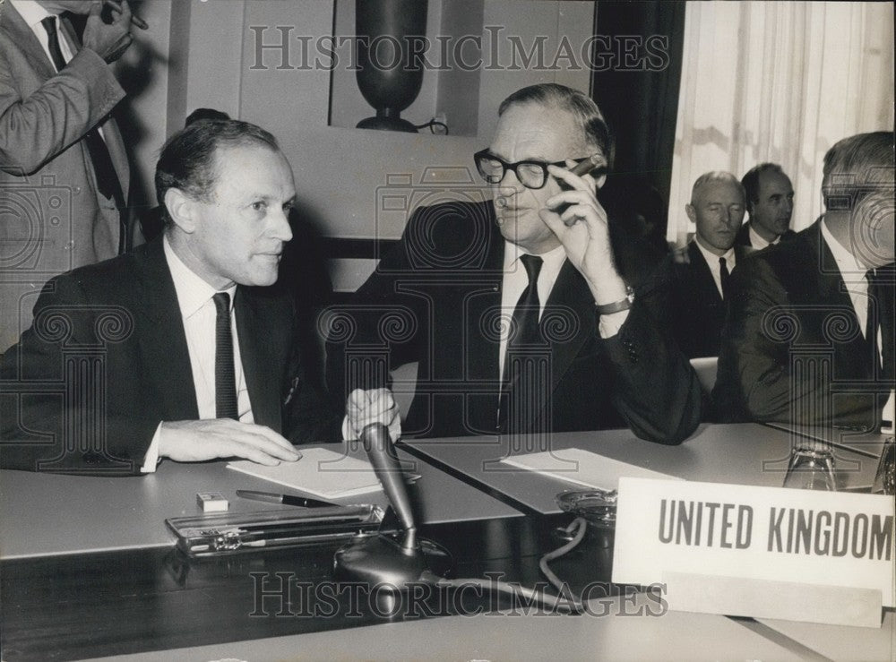 1965 Press Photo Lord Chalfront Presides over Disarmament Conference in Geneva-Historic Images