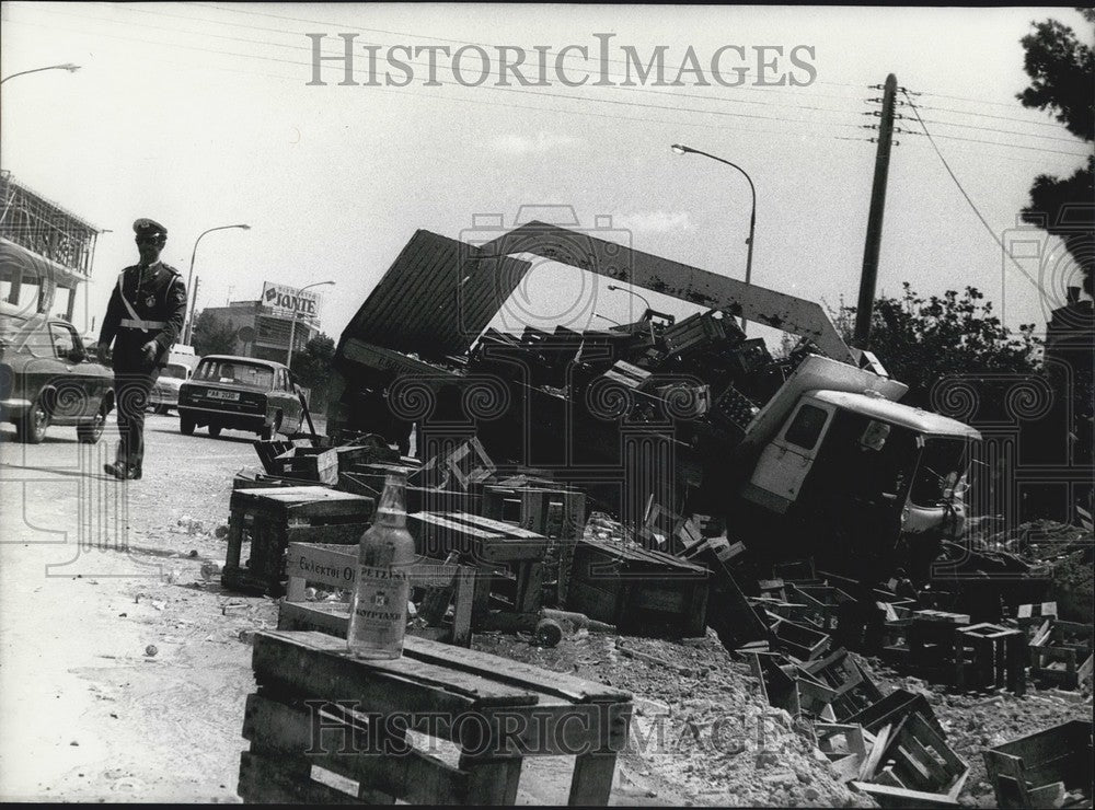 Press Photo Traffic Accident in Germany - Overloaded Van - Historic Images
