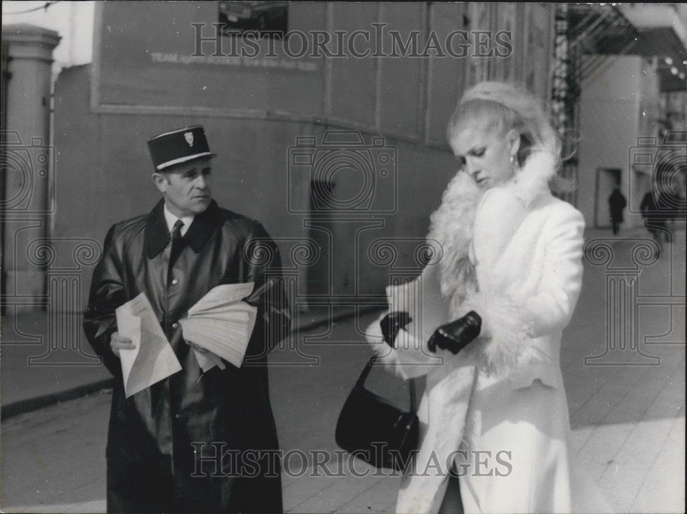 1971 Press Photo Police Officer Distributes Flyers Against Repression - Historic Images