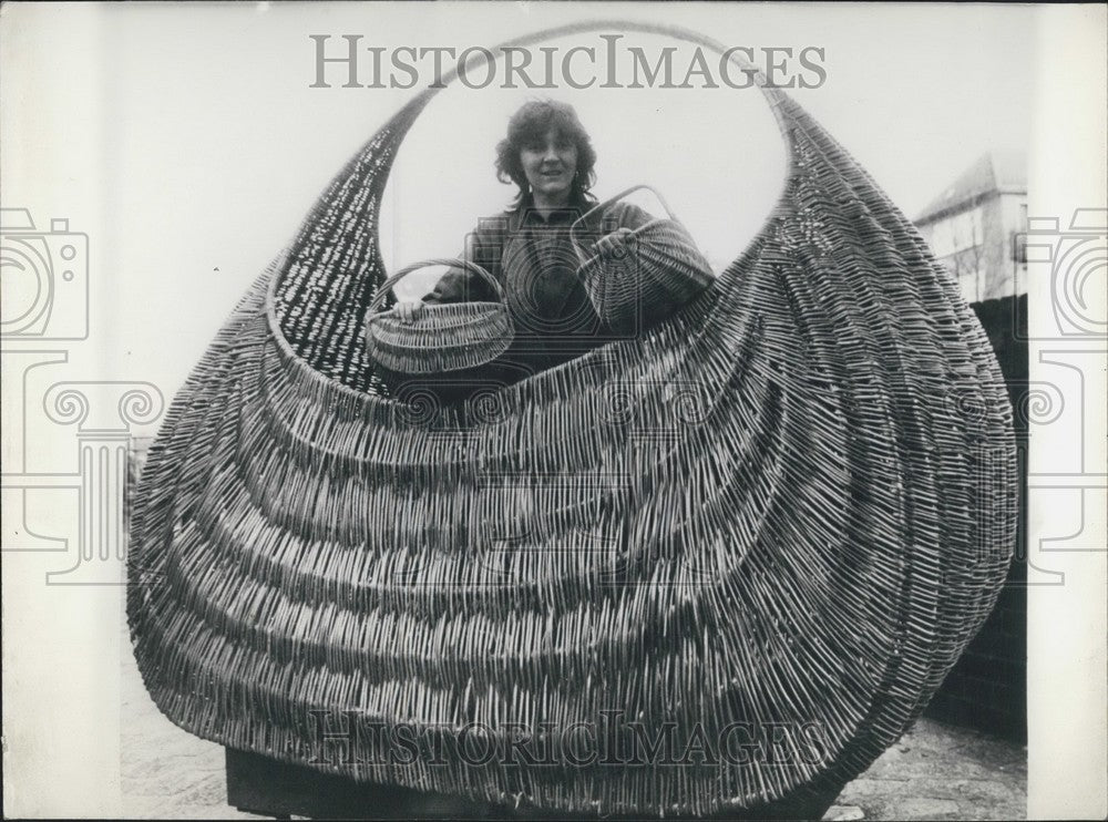 1984, A Giant Basket for a Giant Family - Historic Images