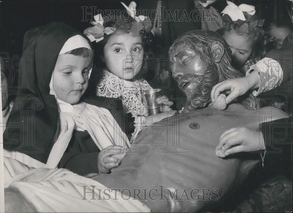 1951 Press Photo Young Girls with the Statue of Christ at St. Therese Cathedral - Historic Images