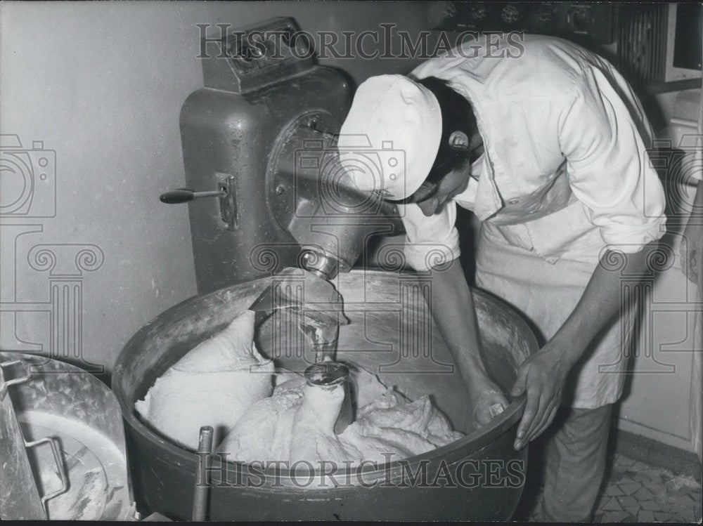 1970 Press Photo Parisian Culinary School with a Large Mixer - Historic Images