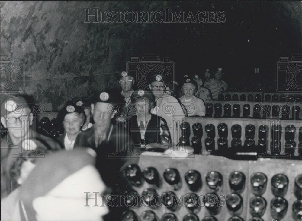 1971 Press Photo Tourists Visit the Caves of Champagne - Historic Images