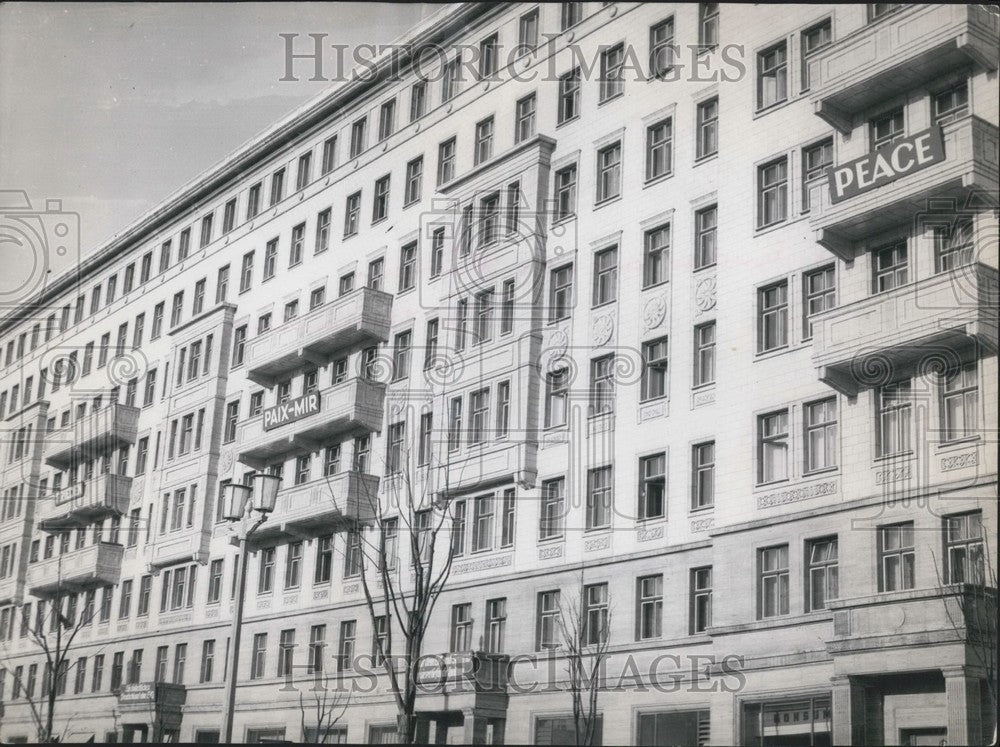 Press Photo "Peace" on Buildings in Berlin.-Historic Images