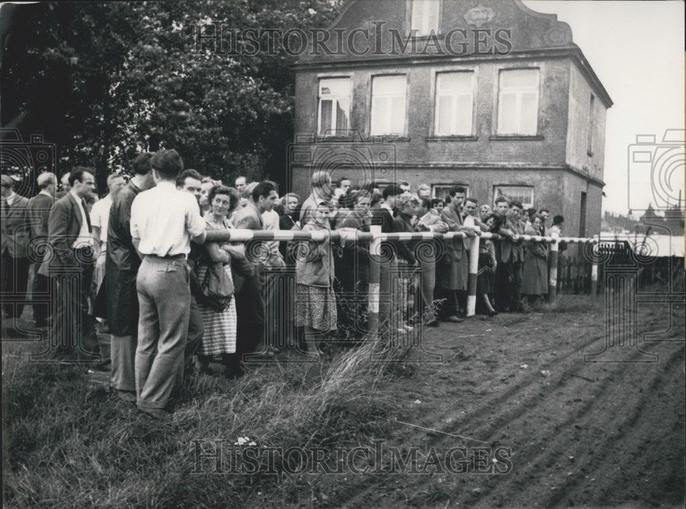 1953, Foreign students visit zone border in Laebeck-Eichholz. - Historic Images