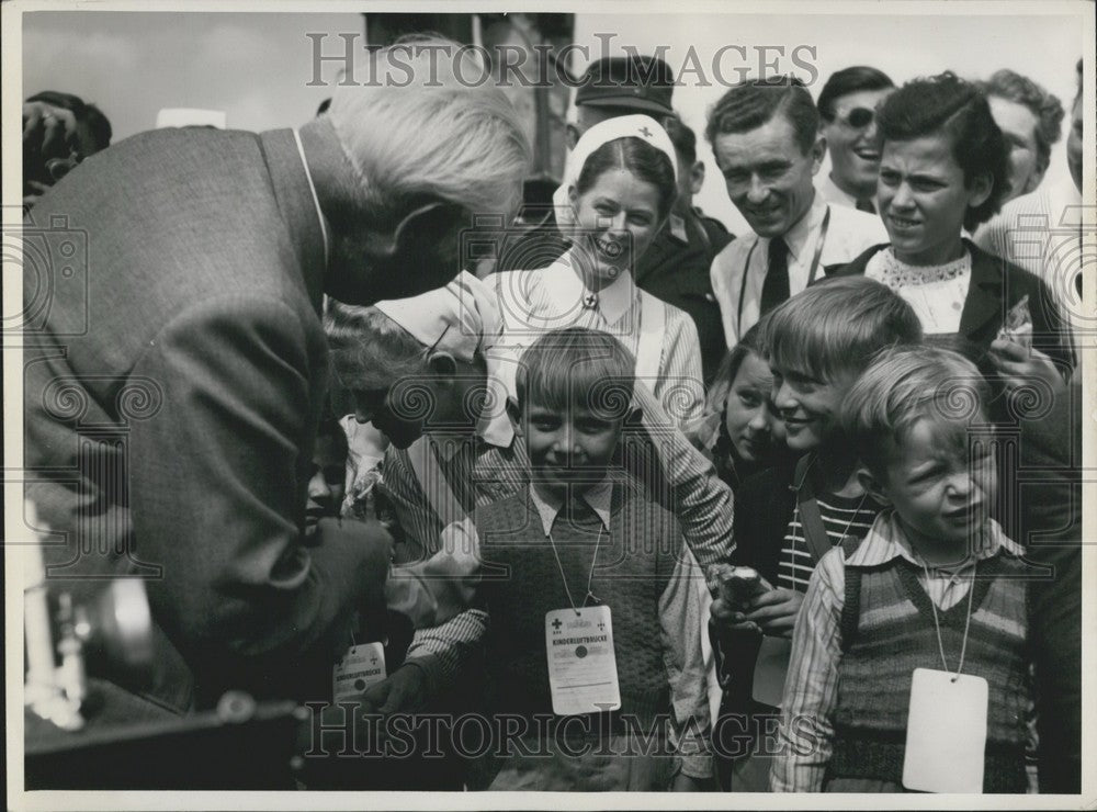 1953 Press Photo Federal President Prof. Heuss and Children at Koeln-Bonn Airp-Historic Images