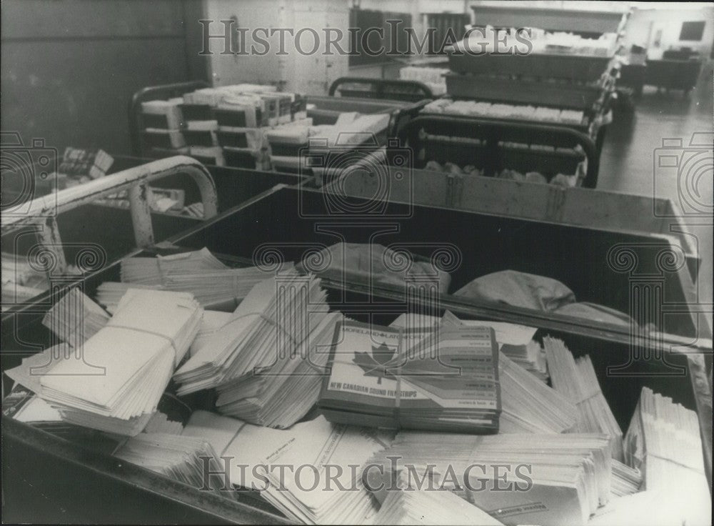 1975 Press Photo Mail Piles Up Montreal Tri-Postal Center During Strike-Historic Images