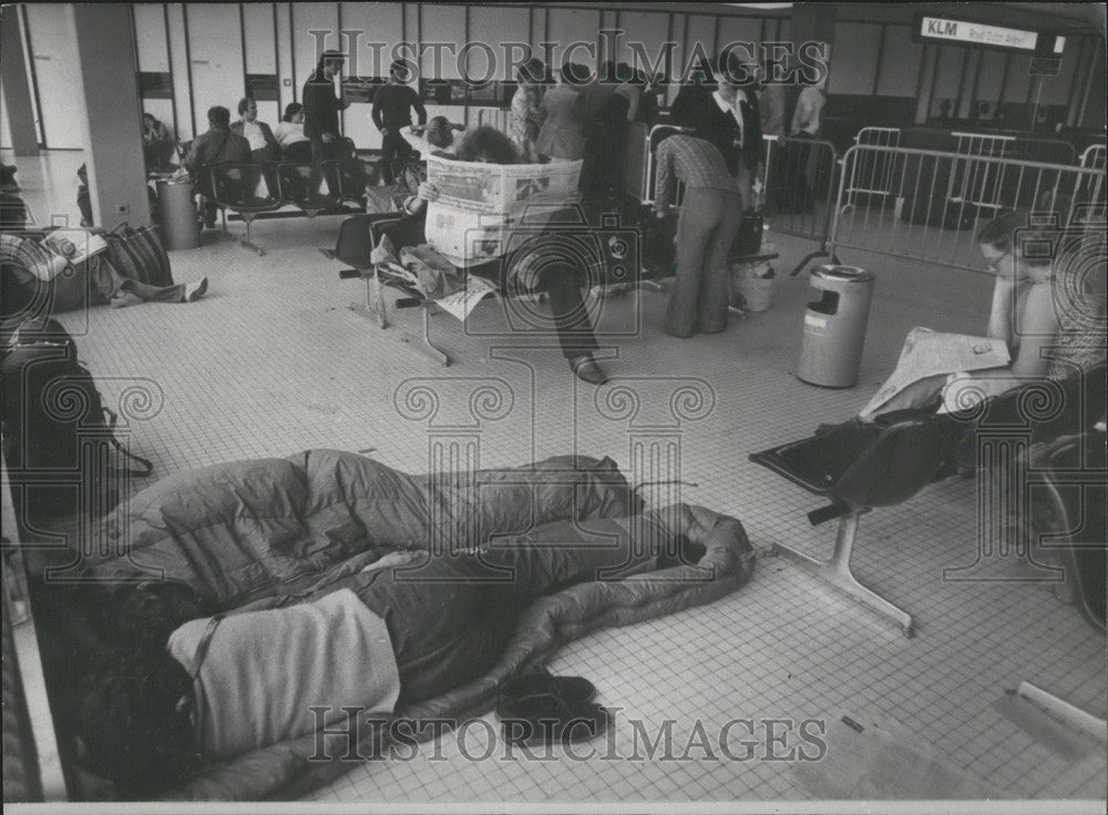 1978 People Sleeping Schipol Airport Waiting Cheap New York Flights - Historic Images