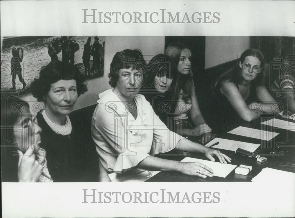 1973 Press Photo Mrs. Van Beek Surrounded by Collaborators Press Conference - Historic Images