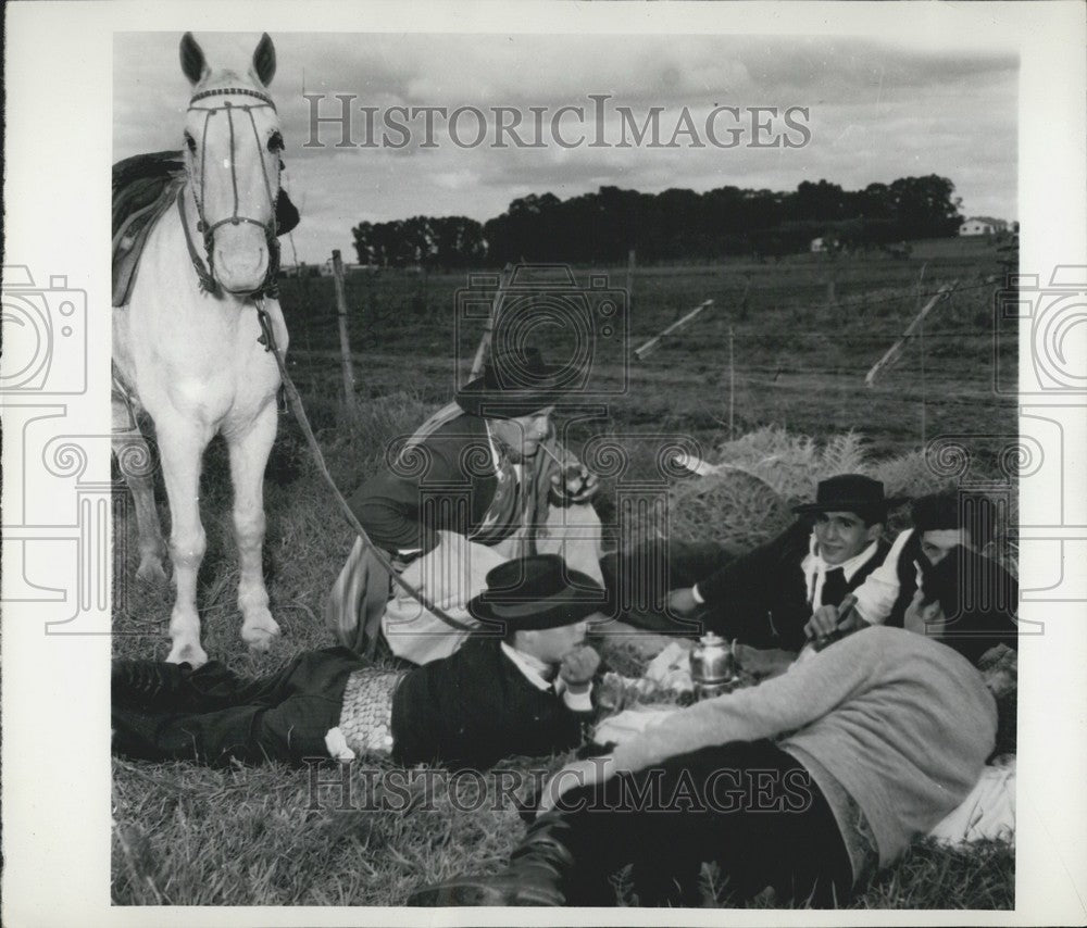 Press Photo Argentinians drinking "mate." - Historic Images
