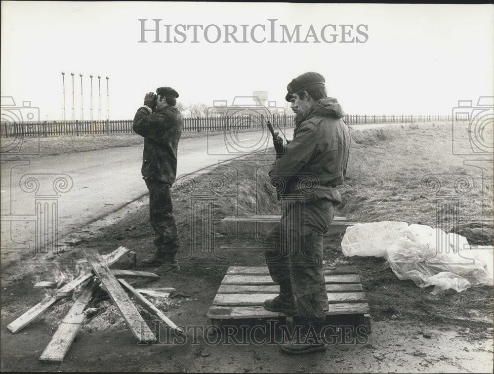 1974 Press Photo Airport Guards Warm Over Wood Fire Brussels Zaventhen Airport - Historic Images