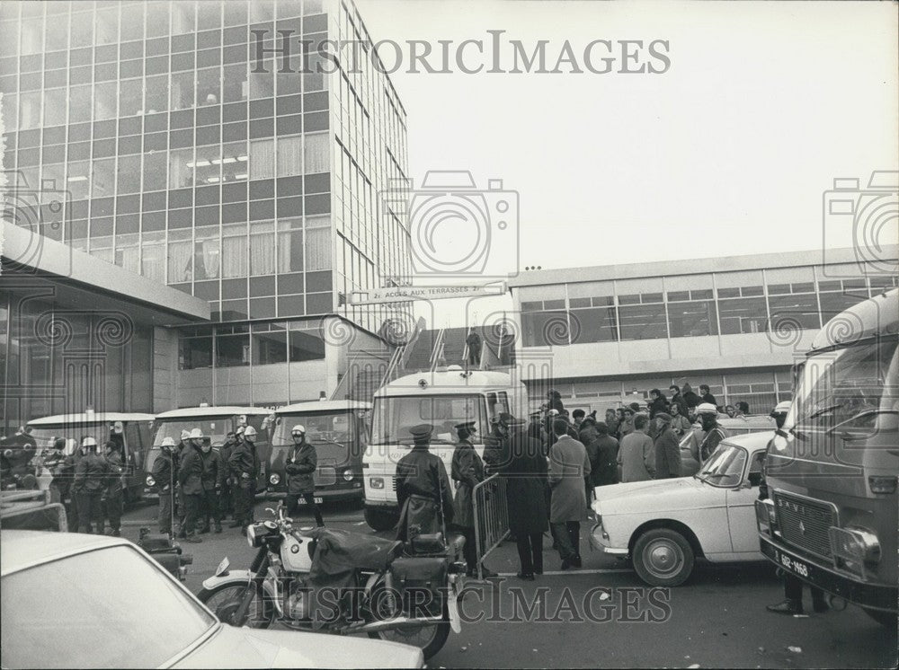 1975 Press Photo Police and Firemen Leave Orly after Hostages are Set Free-Historic Images